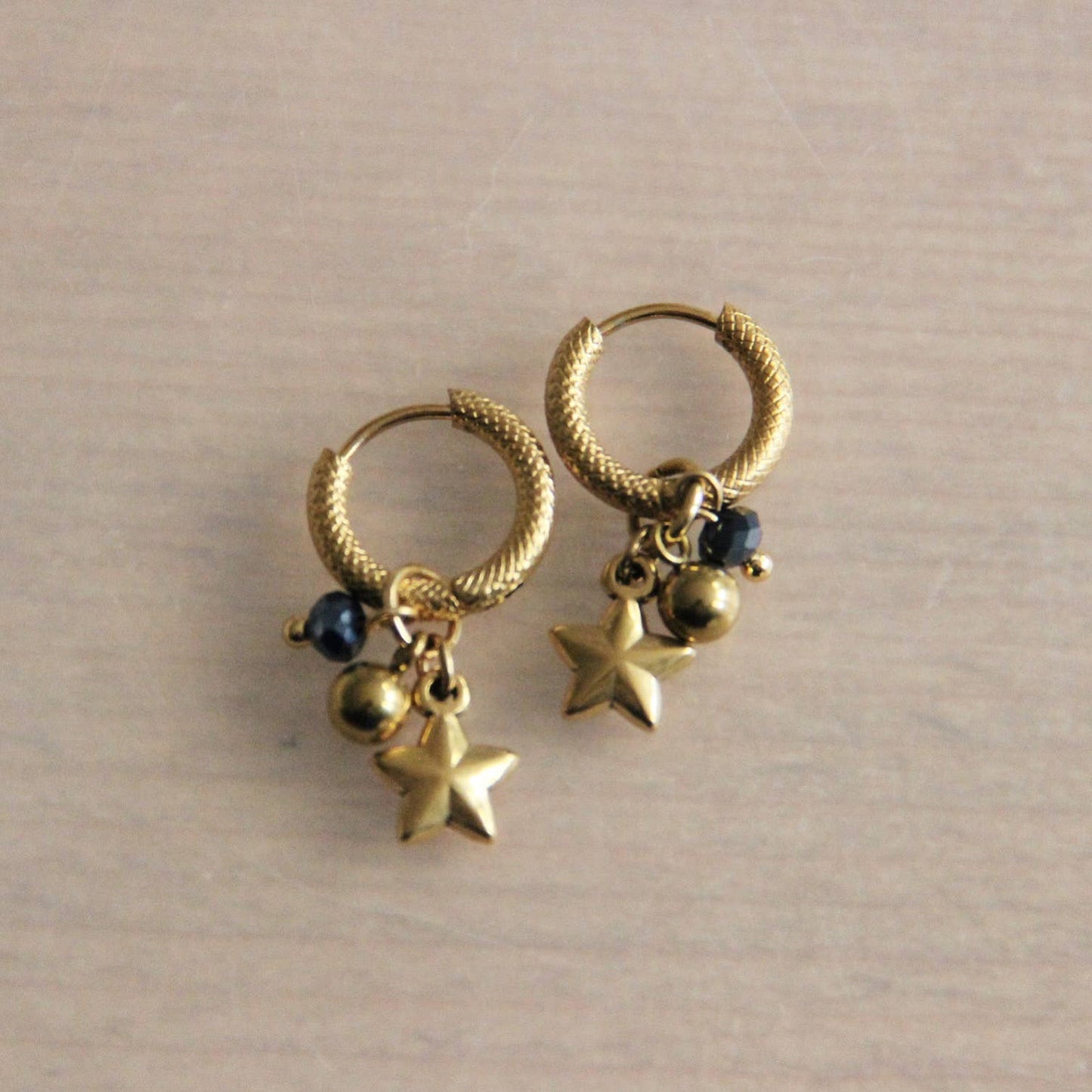 Stainless steel tooled earring with star and black facet